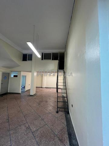 Local commercial 84 m² et mezzanine 30 m² à louer