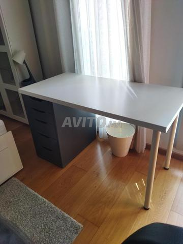 Bureau avec tiroirs et chaise pivotante. - 2