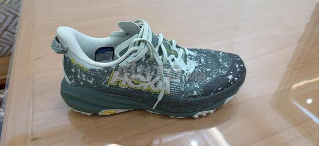 Chaussures de sport importées neuves Hoka 43 et Adidas Adizero 38
