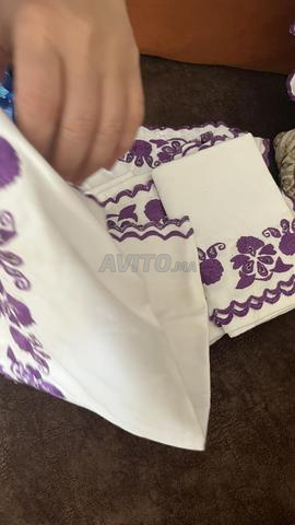 مفرش طاولة ومجموعة طاولة بنفسجية بحالة جيدة جداً - 2
