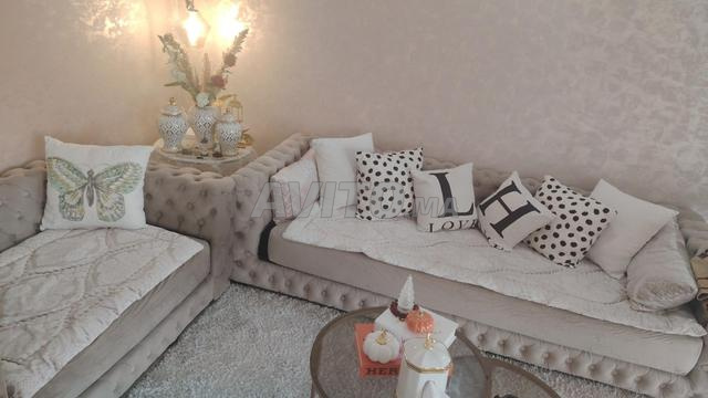 Canapé capitonné en beige foncé