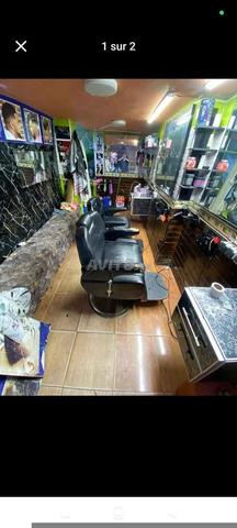 Deux fauteuils de coiffure, 3 miroirs, 2 sèche-cheveux en aluminium, fauteuil de coiffure