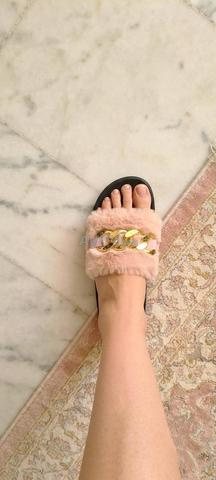 Sandale de fourrure chic avec chaîne dorée