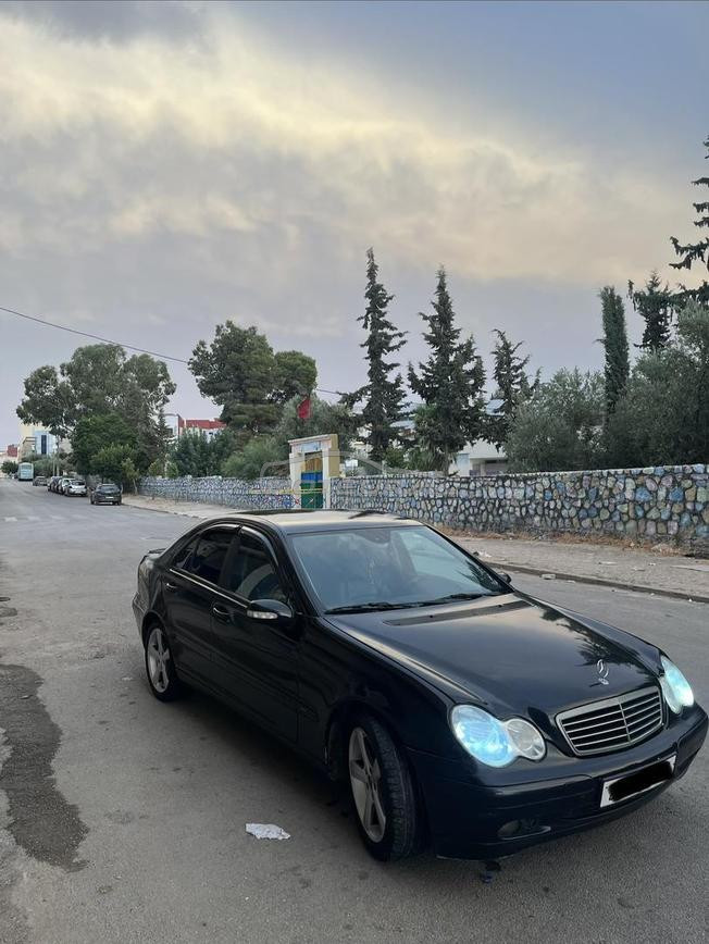 Mercedes-Benz 220 Diesel Automatique 2003 à Taza