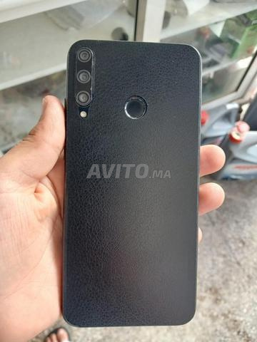 HUAWEI P40 lite avec quelques légères rayures sur l'écran