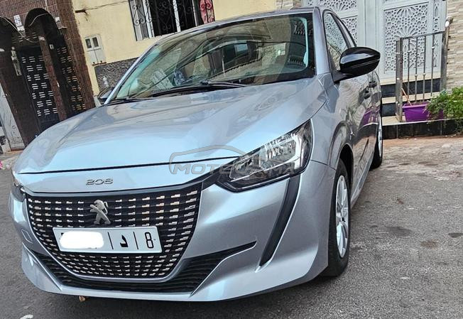 Peugeot 208 2023 Gris métallisé très bon état