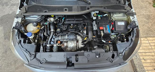 Peugeot 208 2023 Gris métallisé très bon état