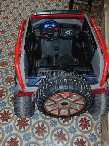 Voiture électrique pour enfants avec problème de direction avant et arrière.