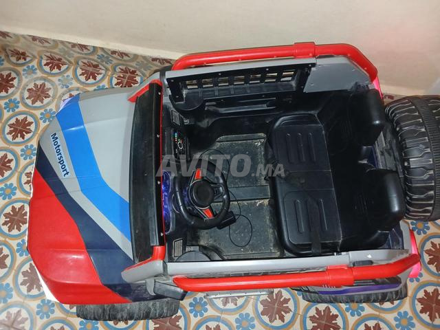 سيارة أطفال كهربائية بها مشكل في الاتجاهات الأمامية والخلفية. - 2