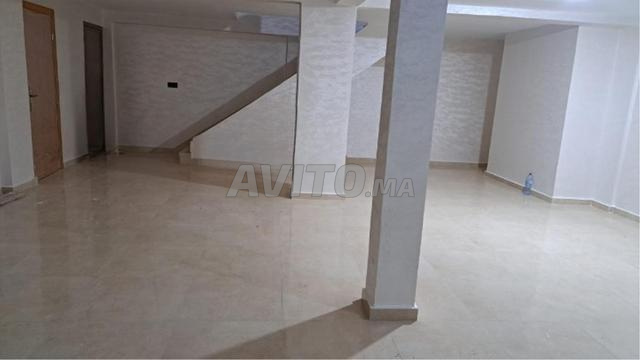 محلات تجارية مع طابق نصفي وقبو - 2