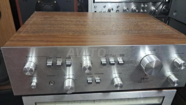 مضخم صوت Akai AM-2400 الأيقوني صنع في اليابان.