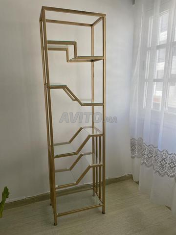 مكتبة عصرية ذهبية وزجاجية - 2