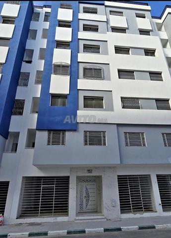 80 m² étage 3 avec ascenseur sur rue 3 chambres et salon