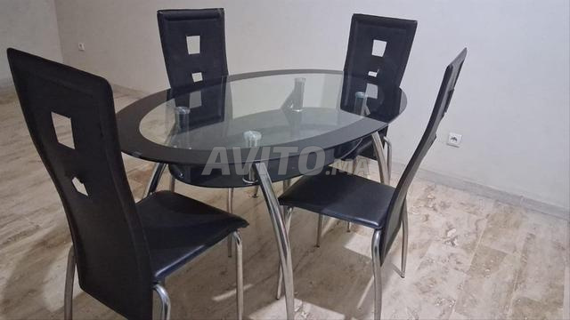 Table en verre avec chaises
