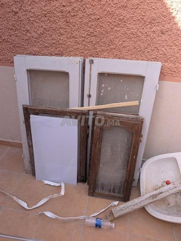 Portes, fenêtres et placards avec leurs cadres, fraîchement retirés de la maison - 2