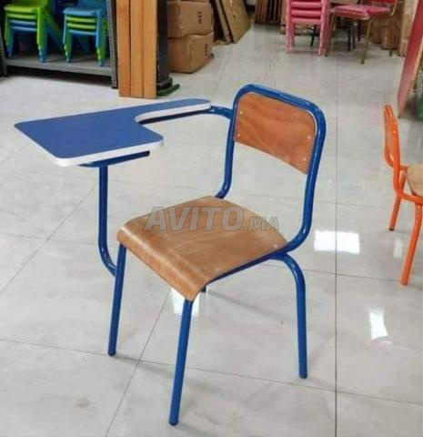 Chaise semi-métallique avec tablette écritoire
