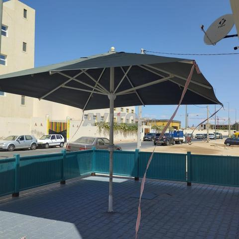 Grand parasol pour terrasse de café - 2