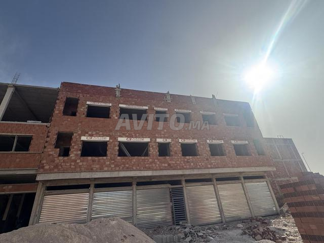 Magasins à vendre, chacun de 30 m², sur une rue de 20m