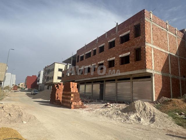 Magasins à vendre, chacun de 30 m², sur une rue de 20m
