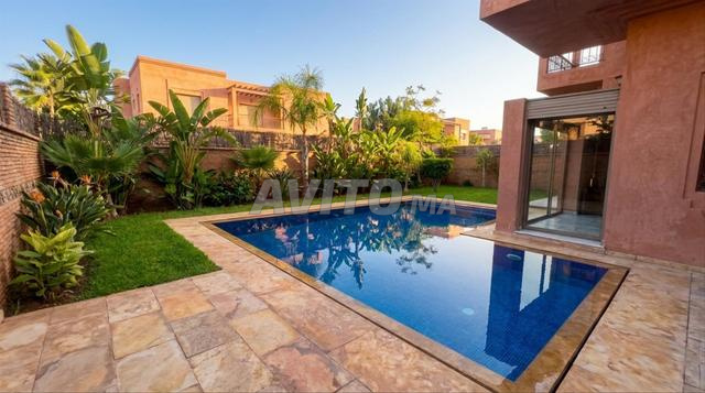 Villa moderne avec bassin privé et jardin