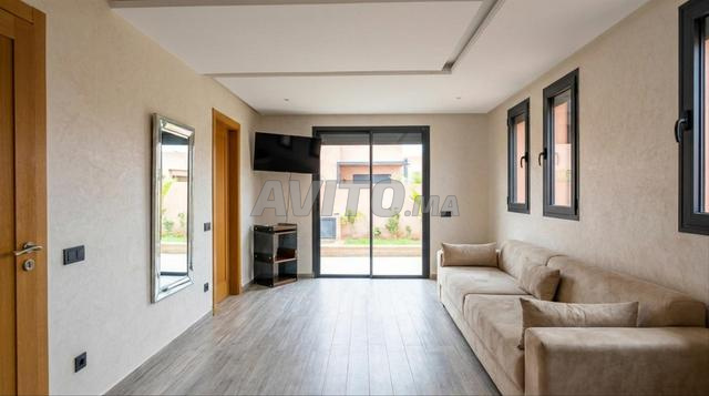 Villa moderne avec bassin privé et jardin