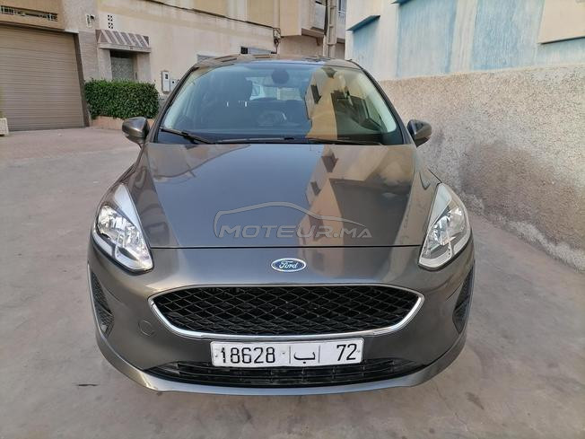 une voiture très bonne état est toute neuve 
