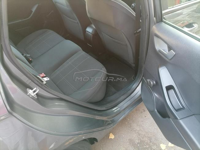 une voiture très bonne état est toute neuve 