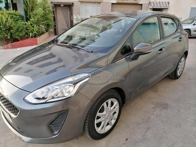 une voiture très bonne état est toute neuve 