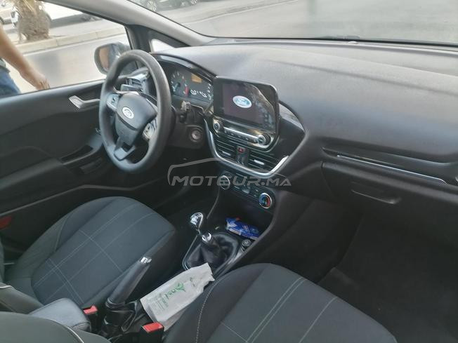 une voiture très bonne état est toute neuve 