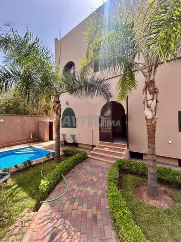 Villa avec piscine semi meublée