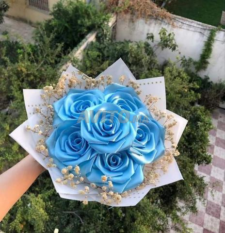 Bouquet de 5 roses en satin fait main 🎀🌹 à 50 dirhams
