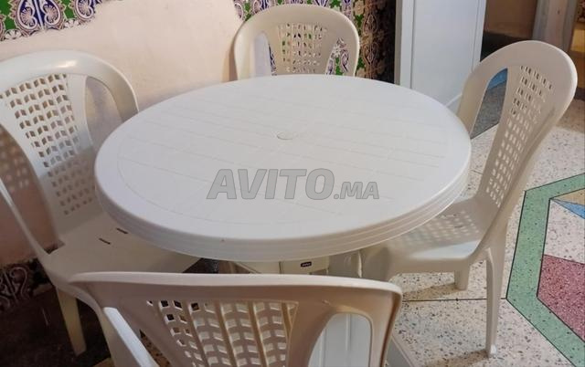 Table ronde et 4 chaises en plastique blanc - 2
