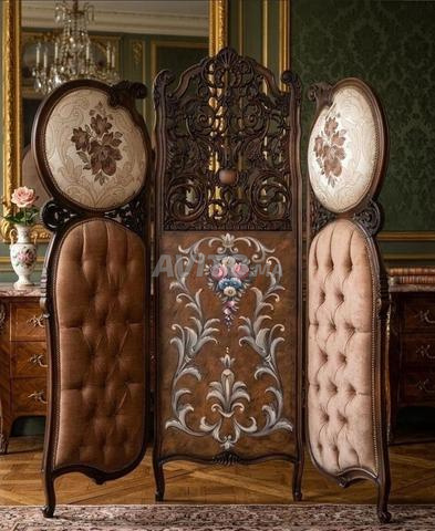 Majestueux paravent à trois feuilles s'inscrit dans un style classique raffiné