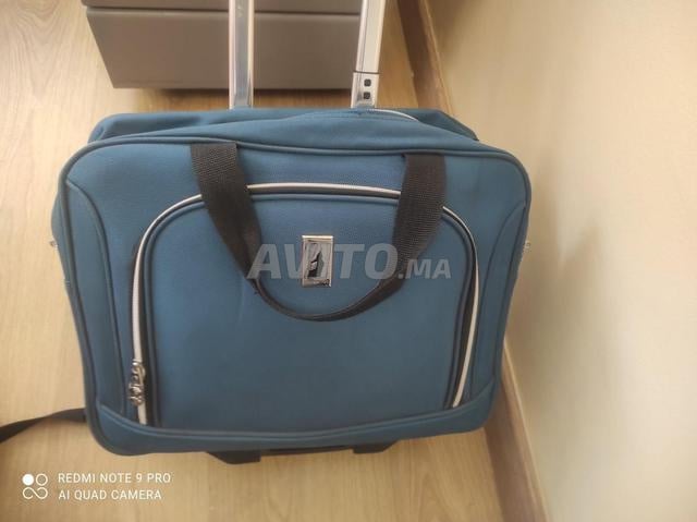 حقيبة مقصورة بعجلات بلون أزرق بطّي - 2