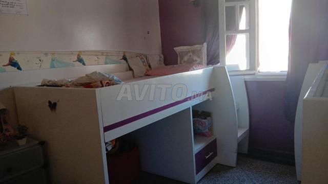 سريرين بجودة عالية مع مكتب و درجَيْن (ثمن 2500 درهم)