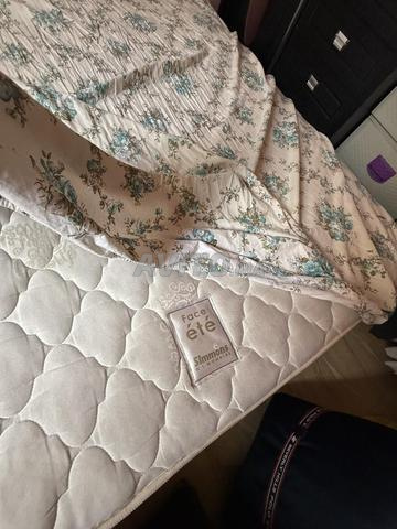 Lit double avec tête, matelas et table de nuit - 2