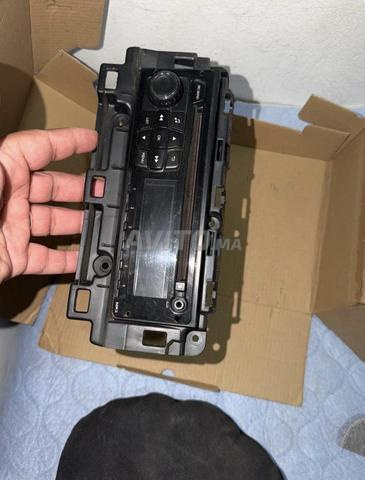 Jantes 15 et radio en excellent état à vendre à Marrakech. Prix raisonnable.