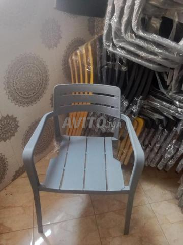 Chaises de café et snacks disponibles en différentes couleurs
