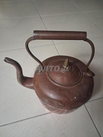 إبريق نحاسي بالقاعدة الخاصة به مطبوع في فاس - 2