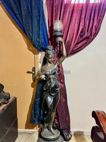 Lampadaire figurant une femme drapée à l'antique - 2