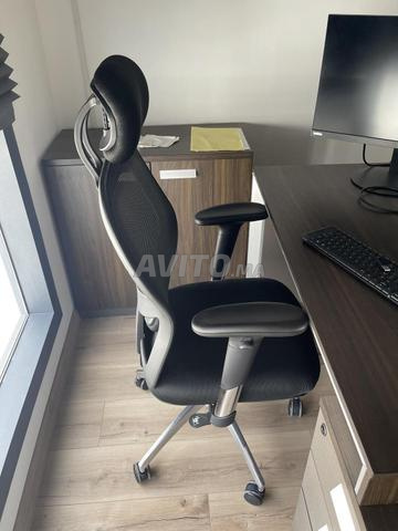Table marguerite 4 places et bureau avec 6 chaises