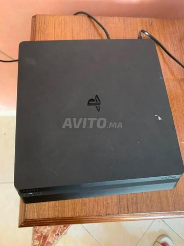 PlayStation 4 slim - 2