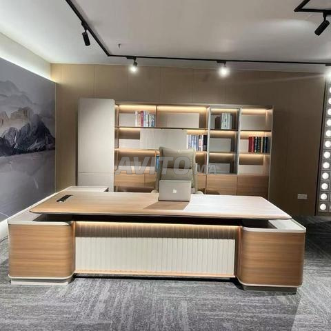 Bureau importé disponible pour équiper les entreprises et institutions