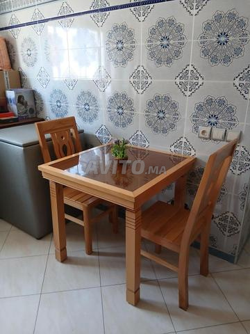 Table moderne et 2 chaises en bois massif - 2