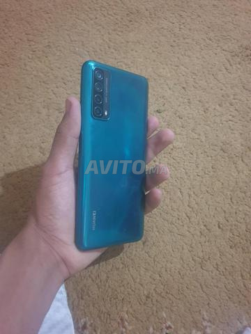 Téléphone encore neuf avec de nouveaux autocollants