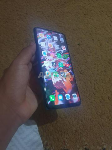 Téléphone encore neuf avec de nouveaux autocollants - 2