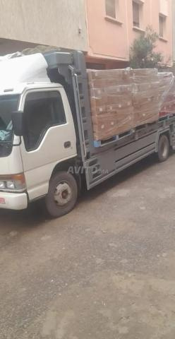 Camion propre tout est neuf dedans modèle 2005 poids 8 tonnes