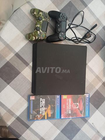 PS4 avec manettes, câble et deux jeux - 2