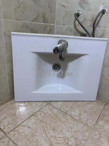 حوض غسيل للتركيب العلوي. مغسلة للحمام
