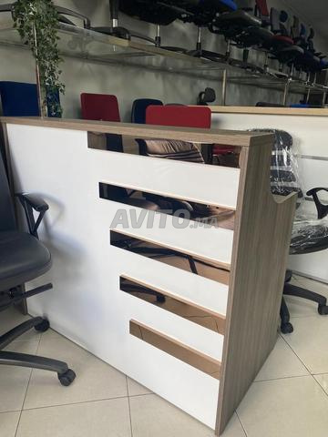 Comptoir de réception et 2 chaises blanches - 2